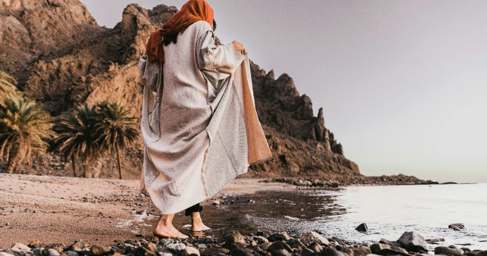 What to Wear in Saudi Arabia? Saudi Dress Code in 2024