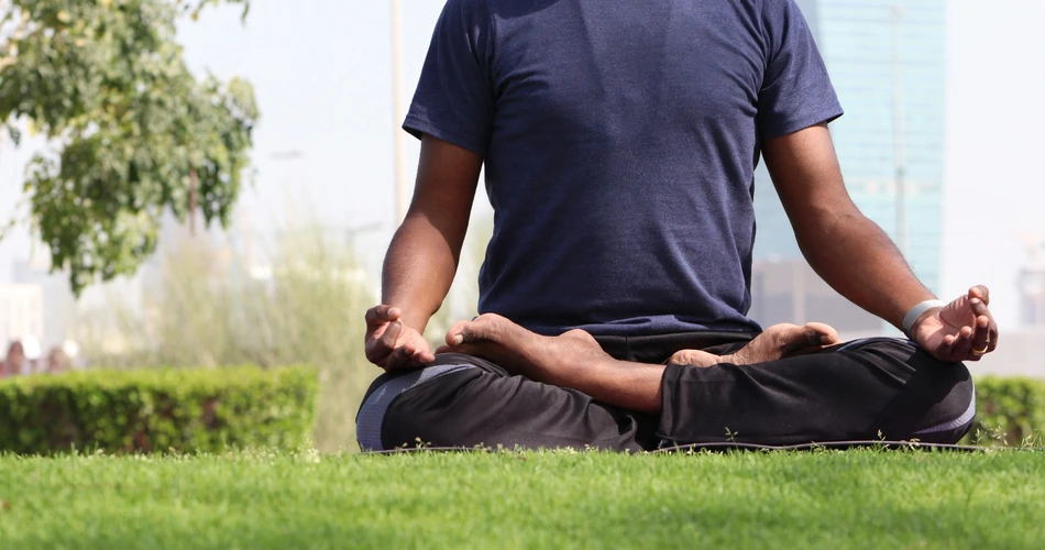 Mengikuti Sesi Yoga dan Meditasi