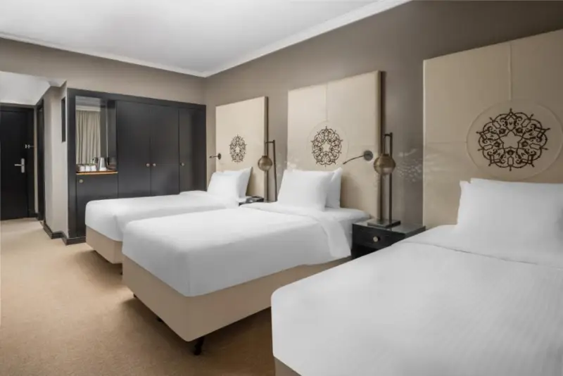 Klassieke kamer met drie bedden afbeelding 3