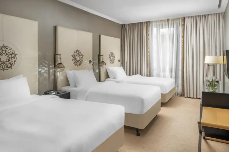 Klassieke kamer met drie bedden afbeelding 2