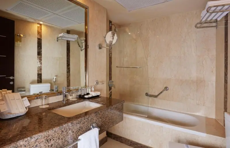 Standard Twin Room image 3