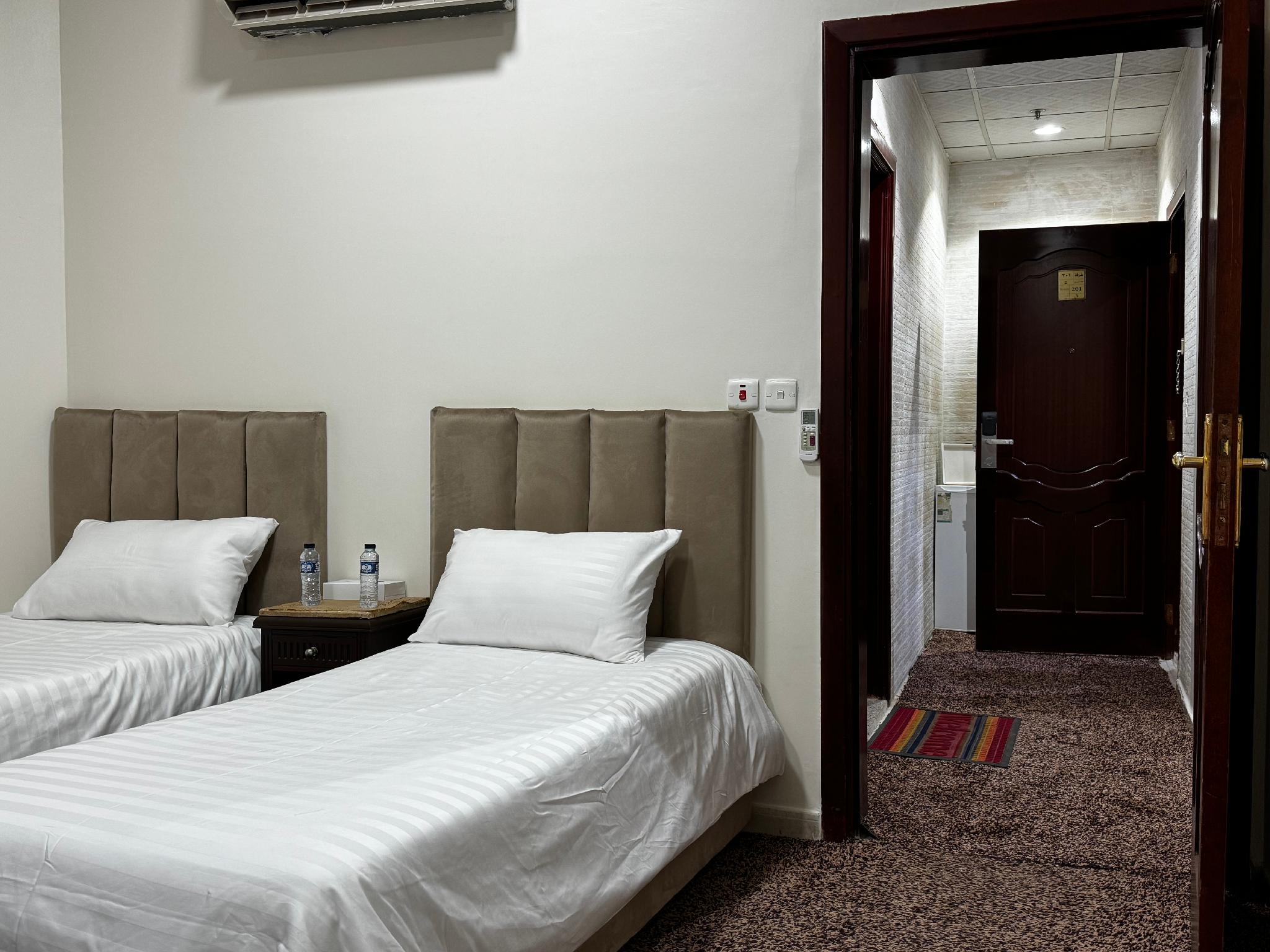 Twin Room with Shower image 5