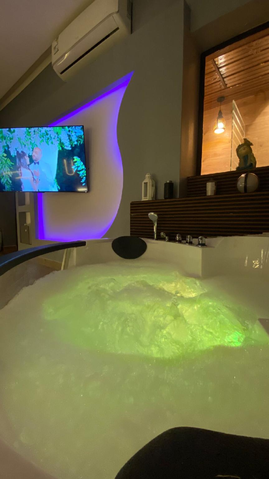 jaccuzi and cinema VIP apartment - gambar 23