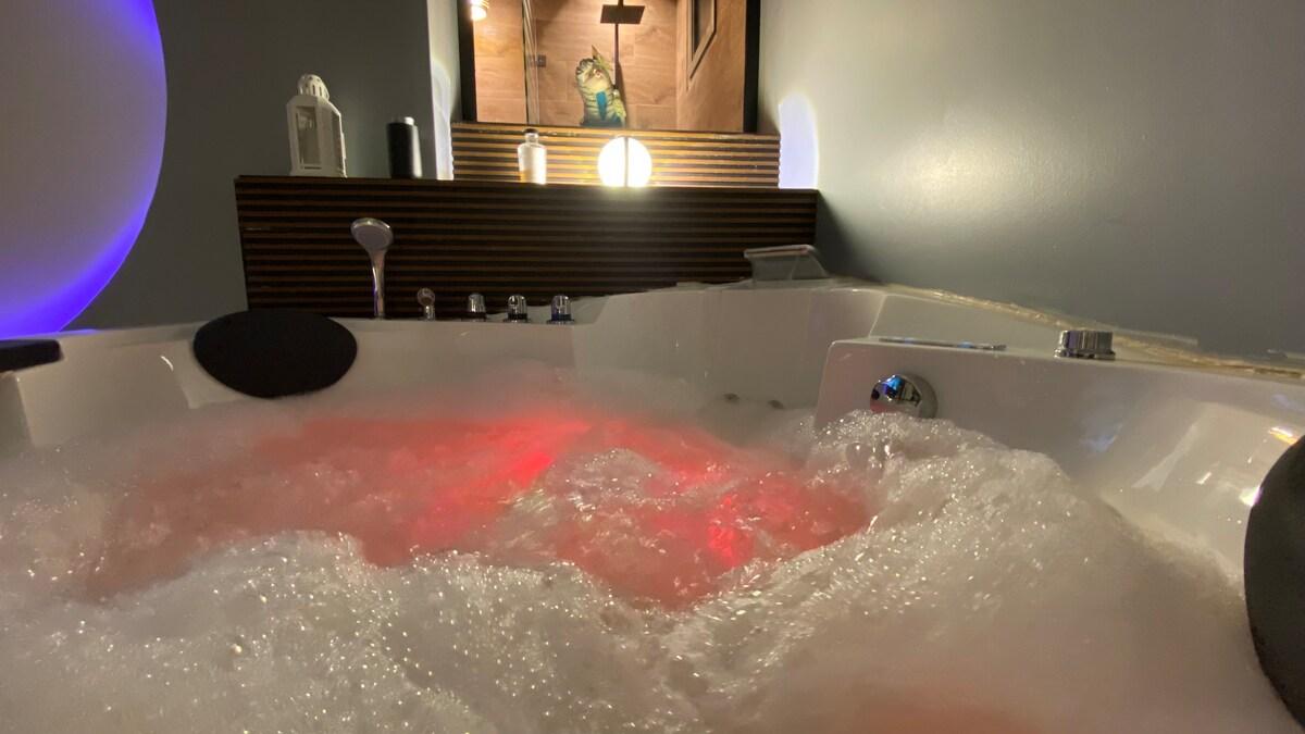 jaccuzi and cinema VIP apartment - gambar 8