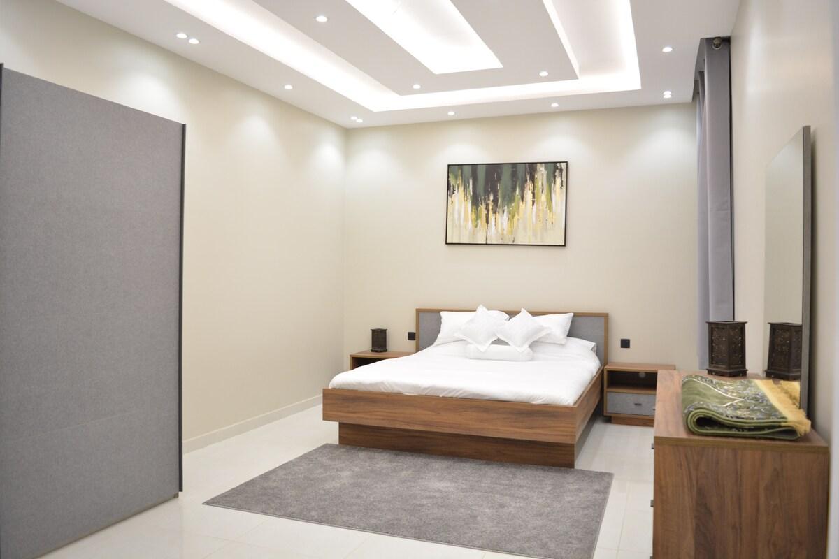 Luxury Three-Bedroom Apartment and Living Room and Kitchen - image 4