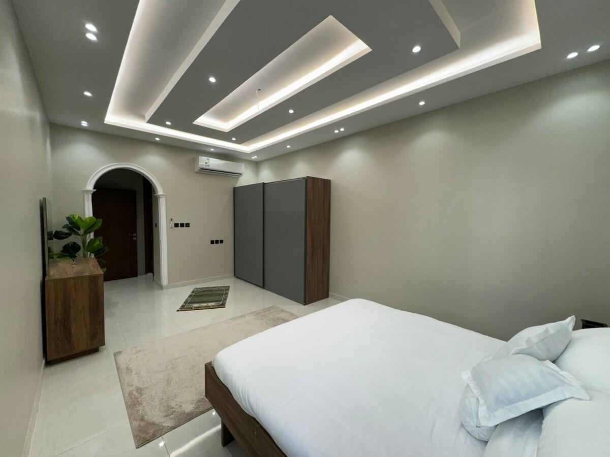 Luxury Three-Bedroom Apartment and Living Room and Kitchen - image 6