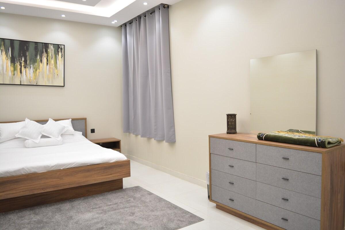 Luxury Three-Bedroom Apartment and Living Room and Kitchen - image 9