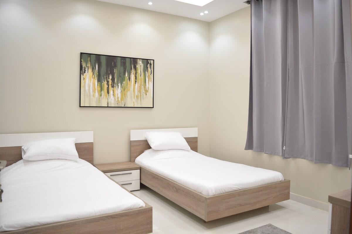 Luxury Three-Bedroom Apartment and Living Room and Kitchen - image 7