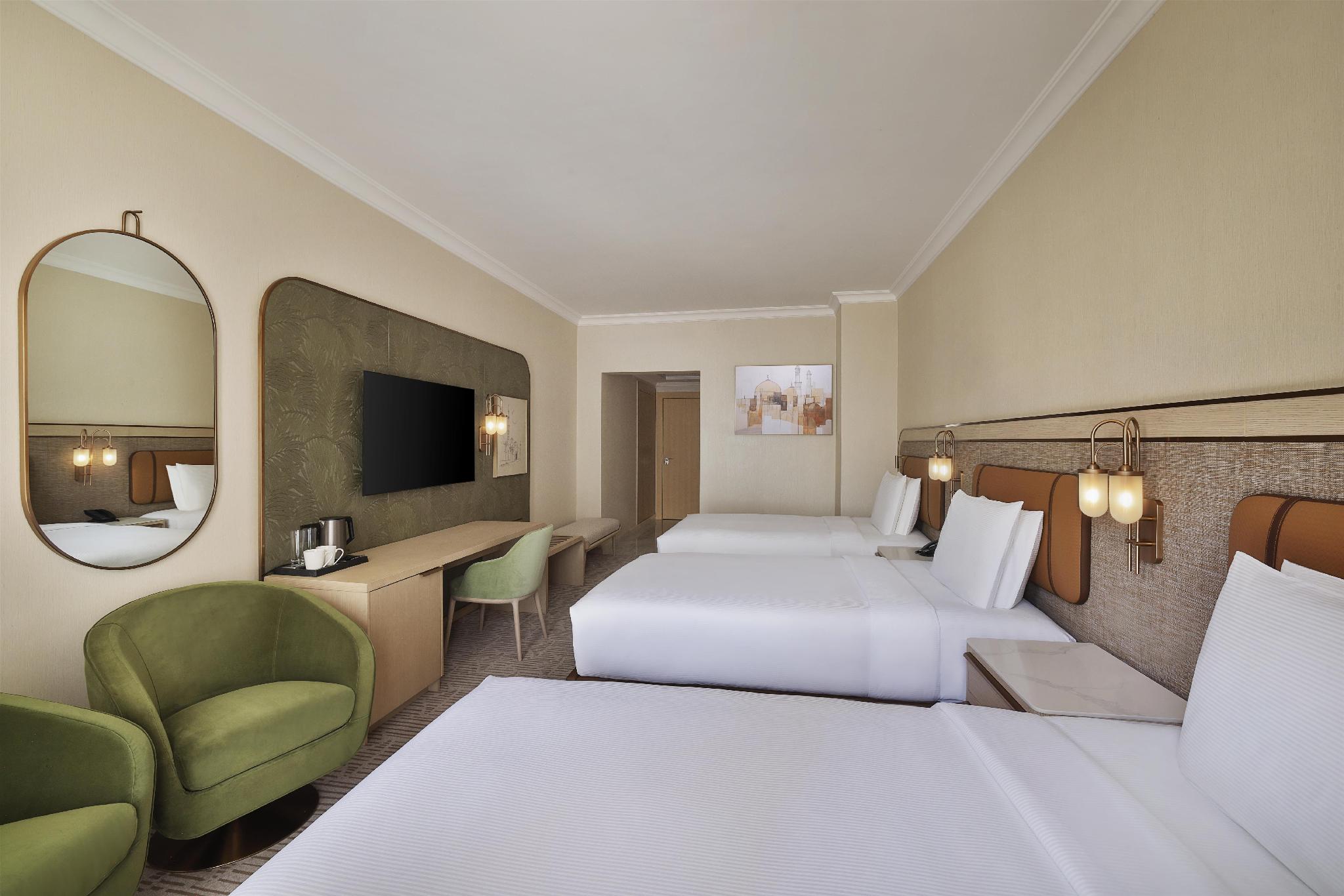 Kamar deluxe dengan tiga tempat tidur single gambar 3