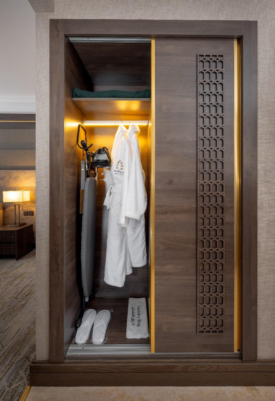 Junior King Suite image 3
