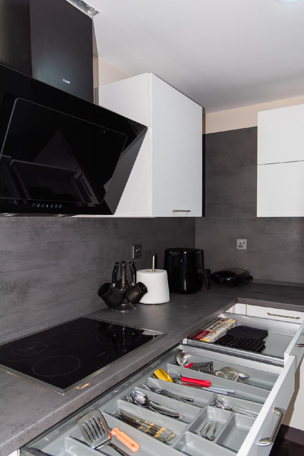 Spacious 3-Bedroom condo Near Prophet's Mosque - image 24