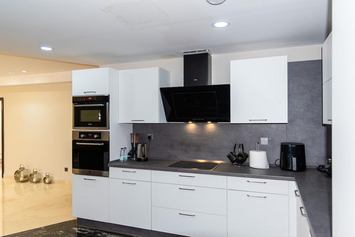 Spacious 3-Bedroom condo Near Prophet's Mosque - image 15