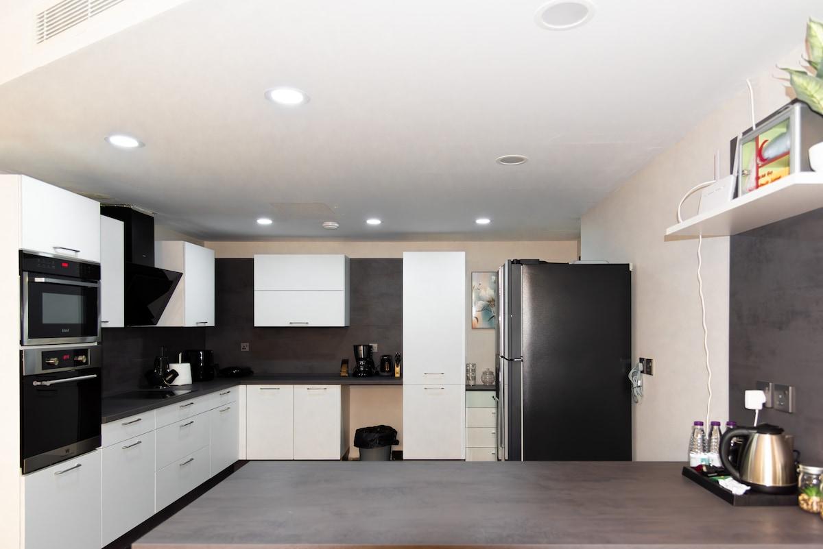 Spacious 3-Bedroom condo Near Prophet's Mosque - image 16