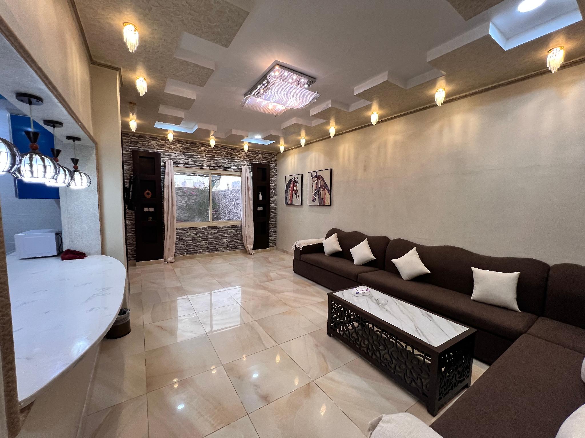 Fully Equipped Apartment and Charming Outdoor Seating - imagen 9