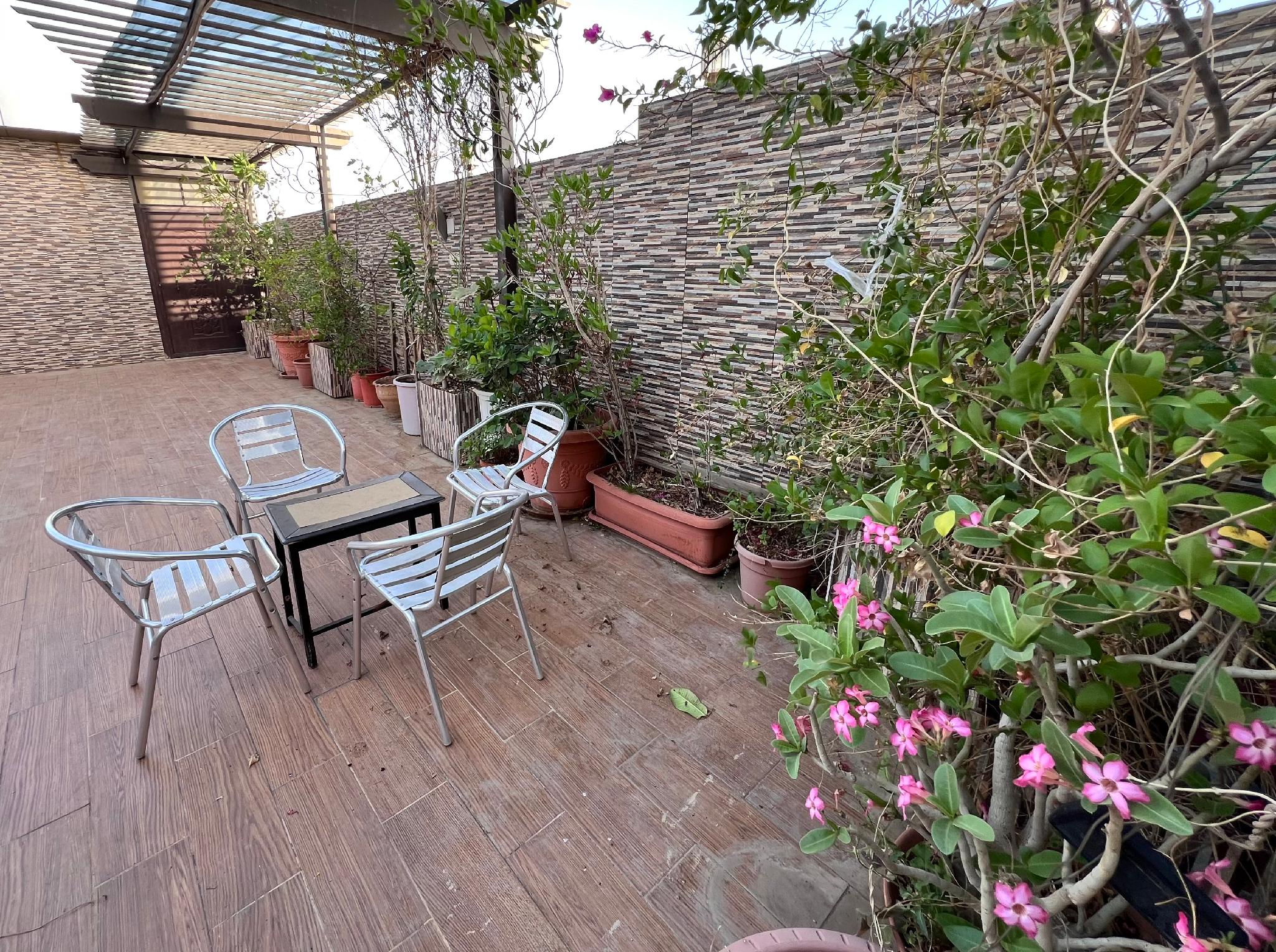 Fully Equipped Apartment and Charming Outdoor Seating - imagen 6