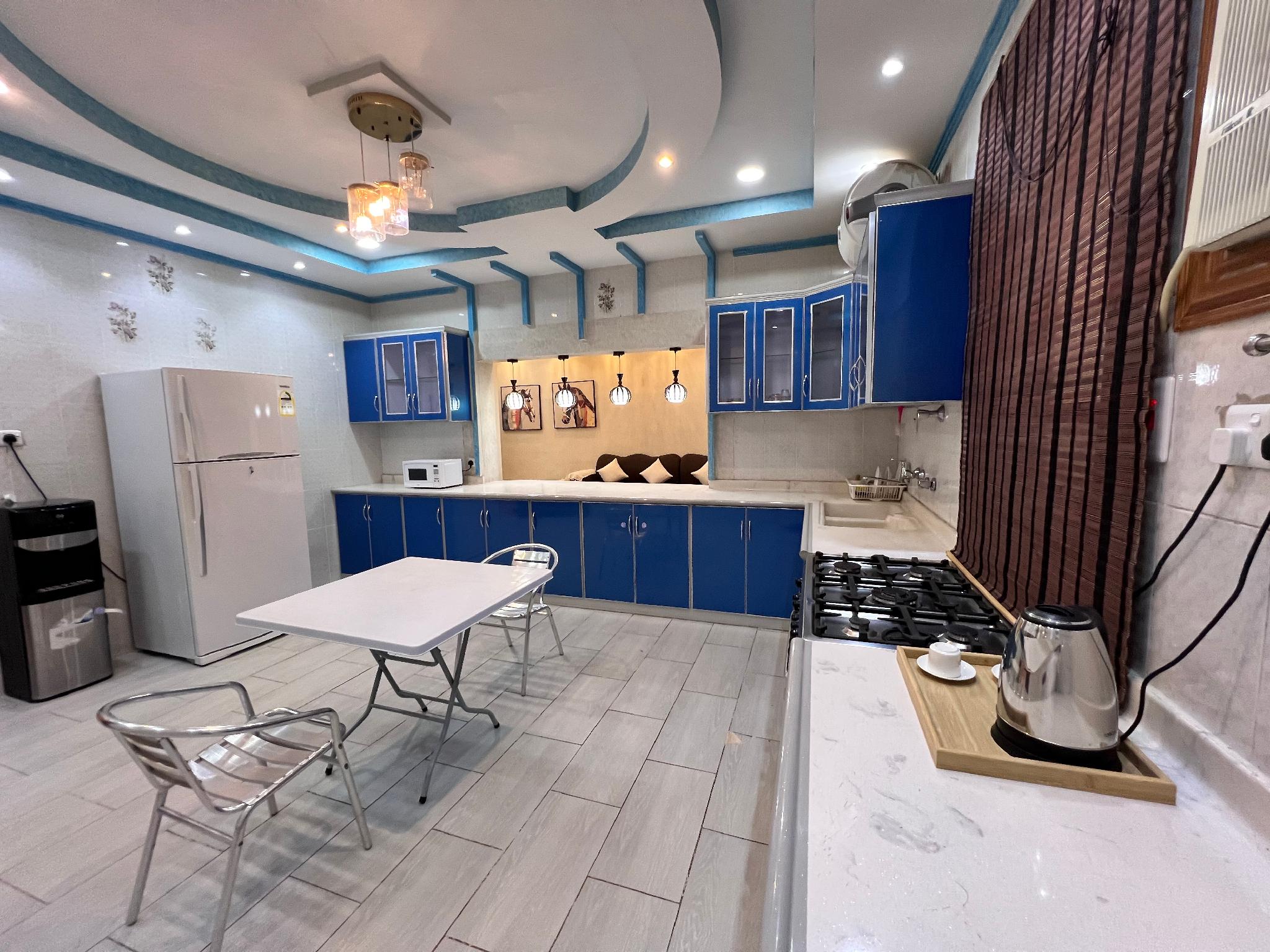 Fully Equipped Apartment and Charming Outdoor Seating - imagen 11