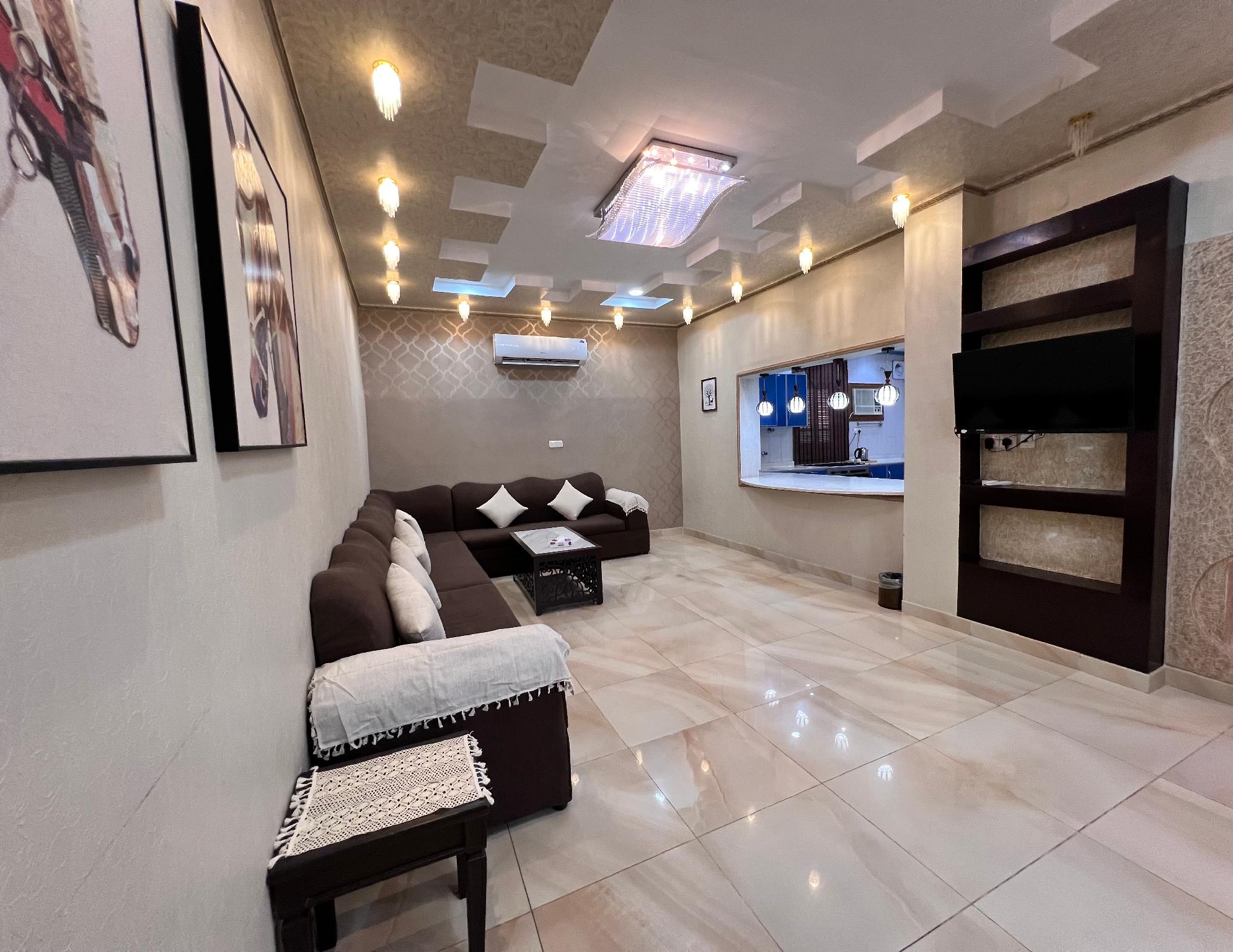Fully Equipped Apartment and Charming Outdoor Seating - imagen 12