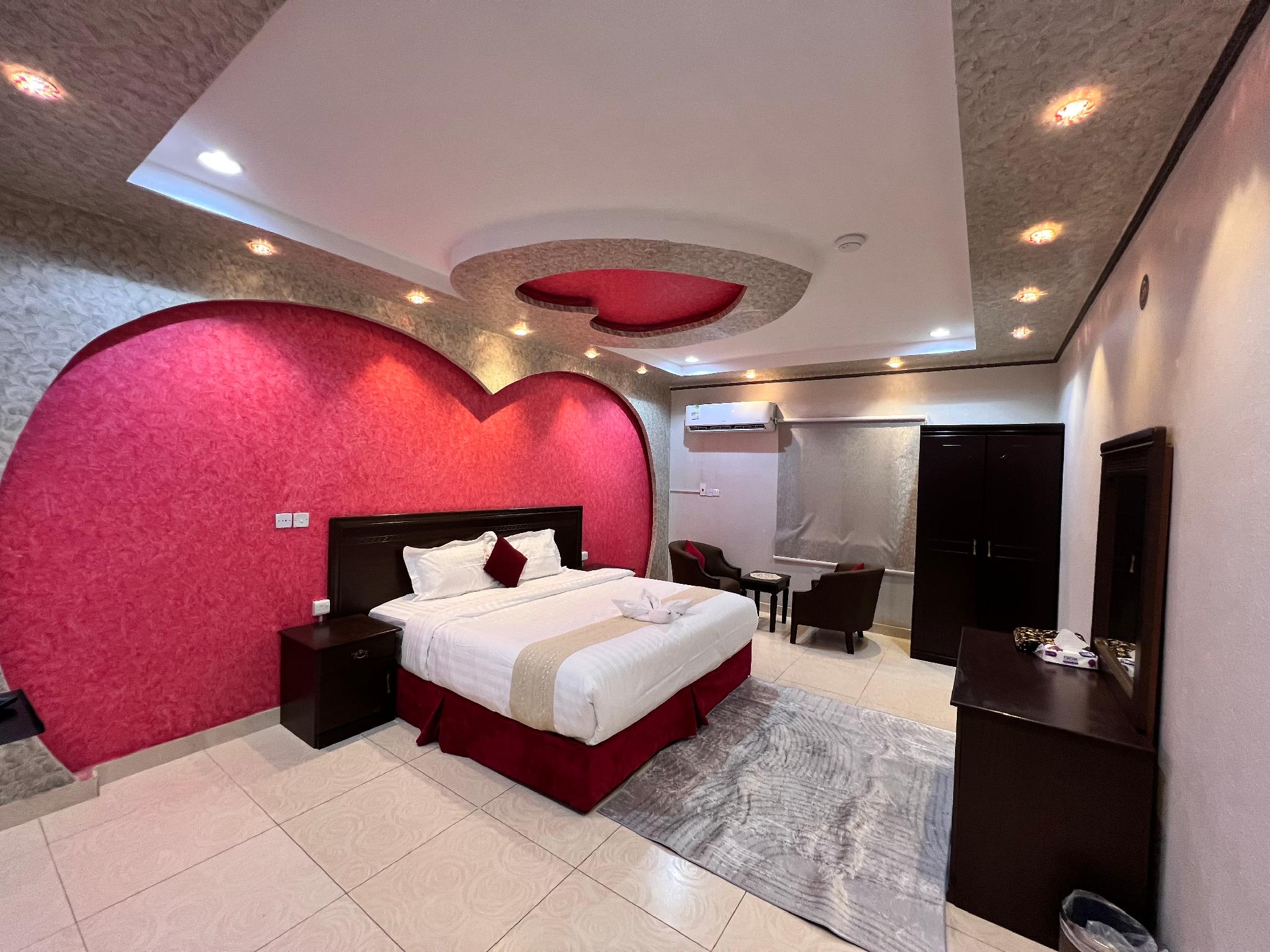 Fully Equipped Apartment and Charming Outdoor Seating