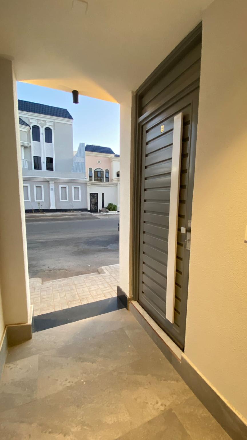A small room with a separate entrance bathroom - imagen 5