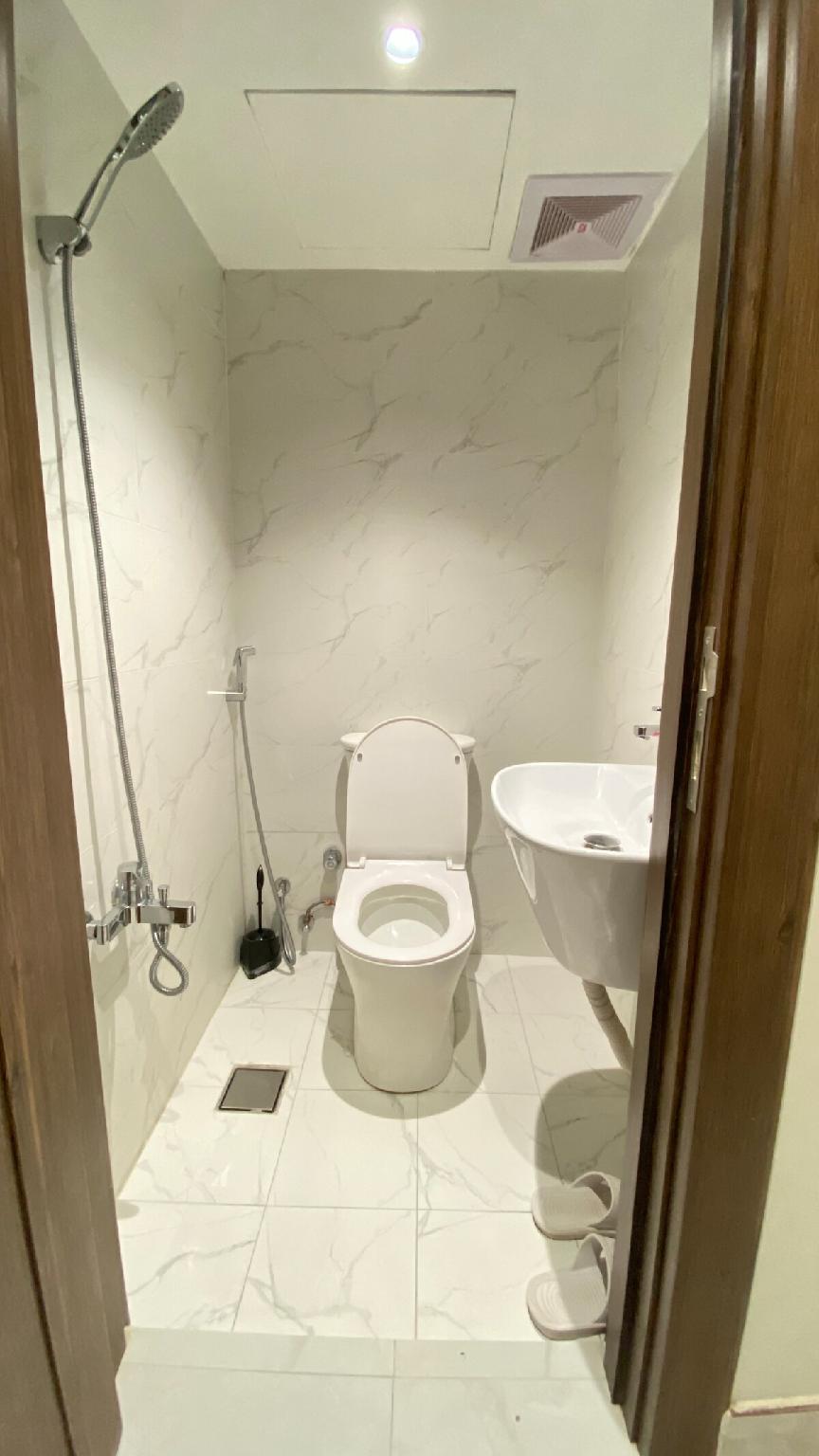 A small room with a separate entrance bathroom - imagen 4