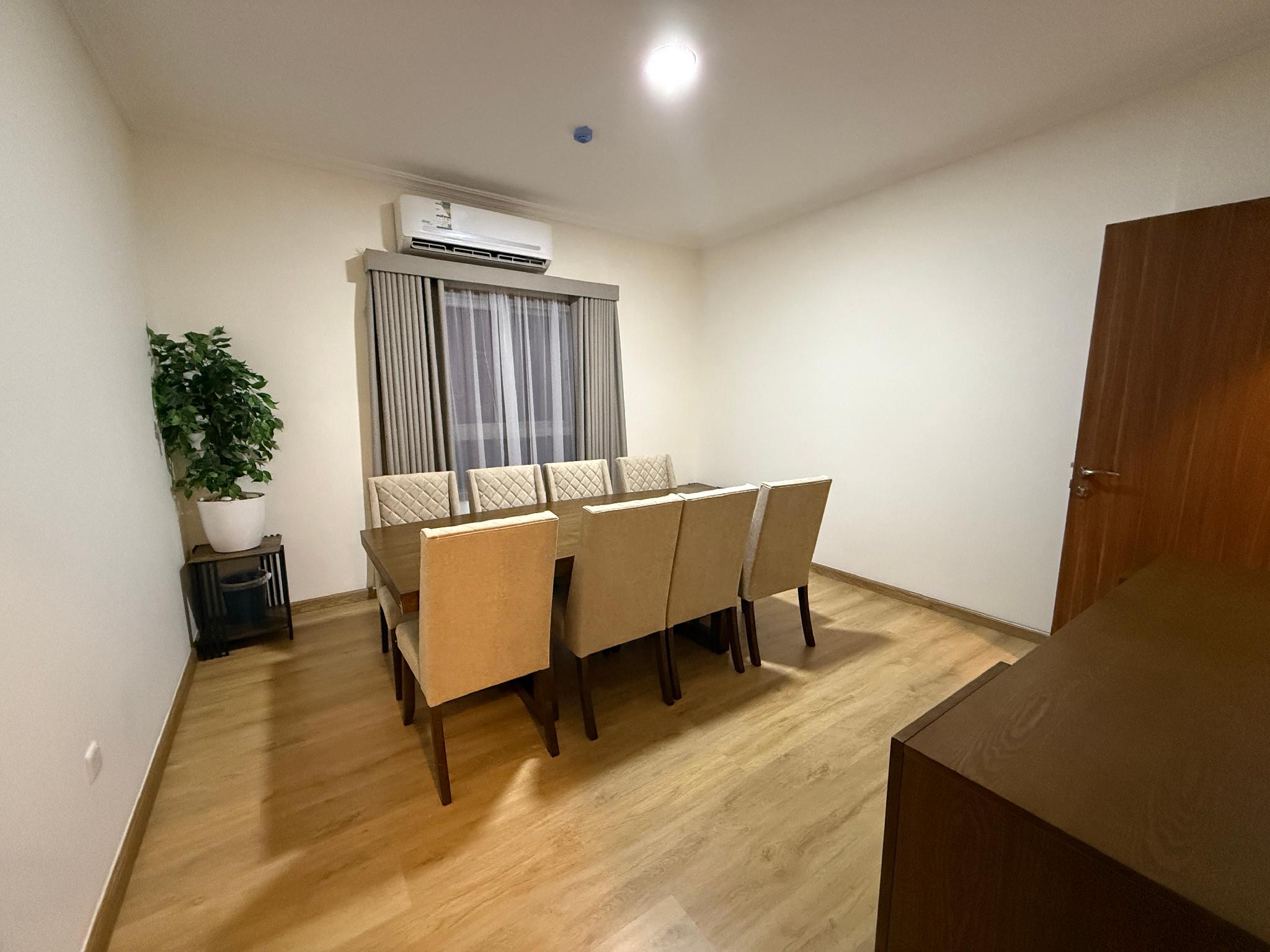 Large Elegant Modern Apartment