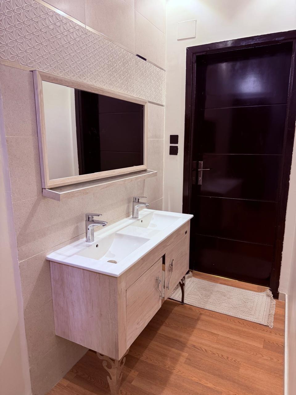 M4|101 House - Studio with Side Kitchen - image 7