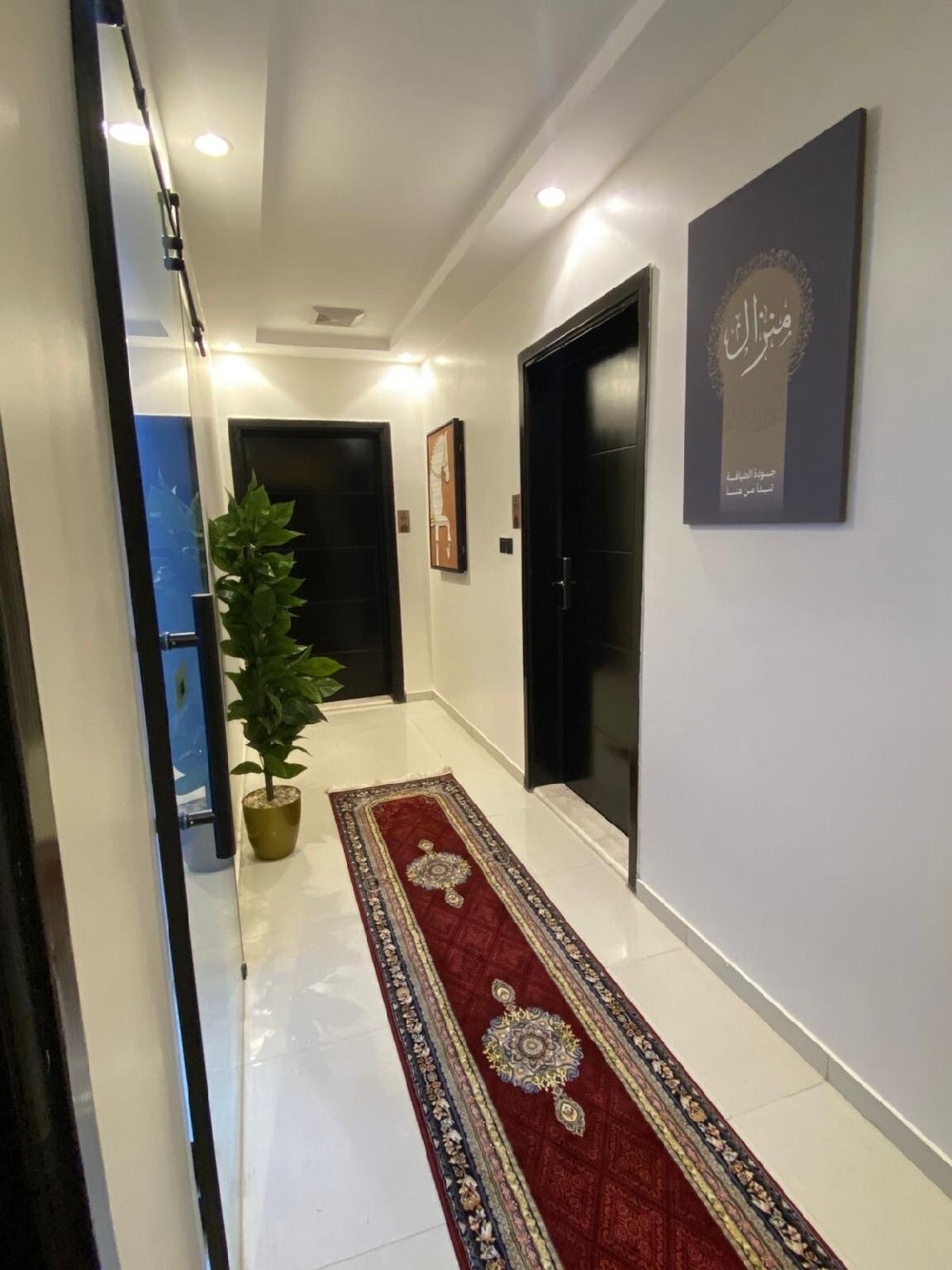 M4|101 House - Studio with Side Kitchen - image 11