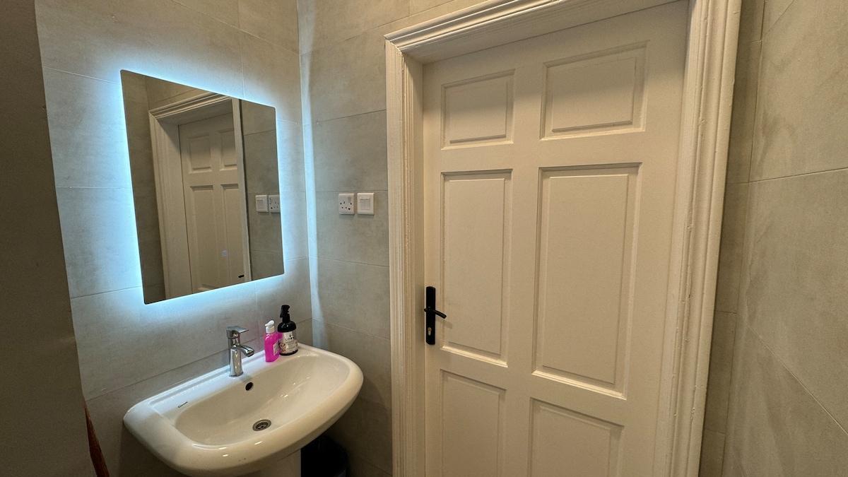 Bedroom with bathroom - Sari Street | 203 - afbeelding 7