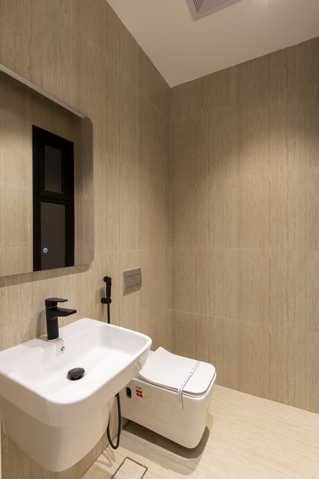 Elegant Home with Gaming Room & Parking - gambar 9