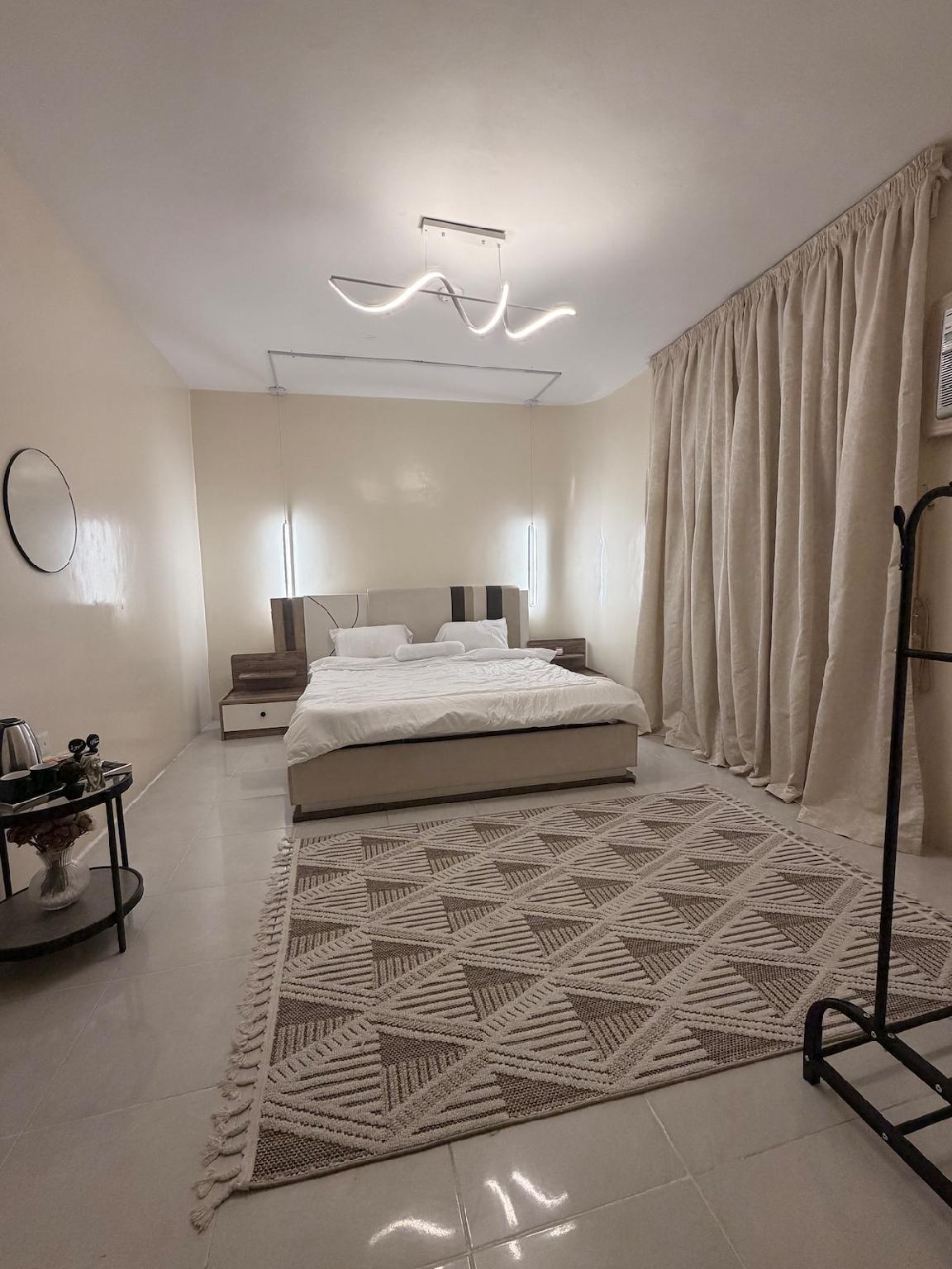 Room and lounge close to the Prophet's Mosque - image 4