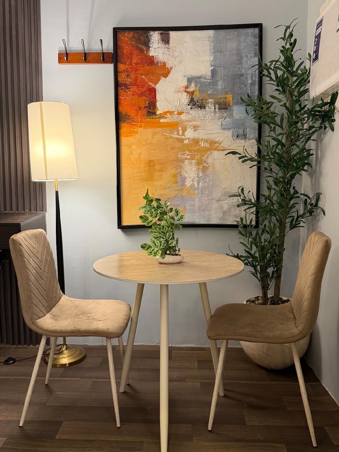 Suite with a calm and elegant design self check-in - gambar 16