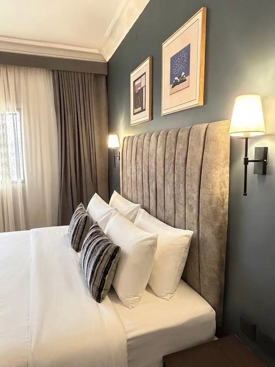 Suite with a calm and elegant design self check-in - gambar 14