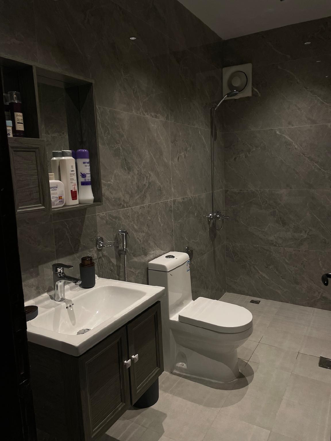 Suite with a calm and elegant design self check-in - gambar 19