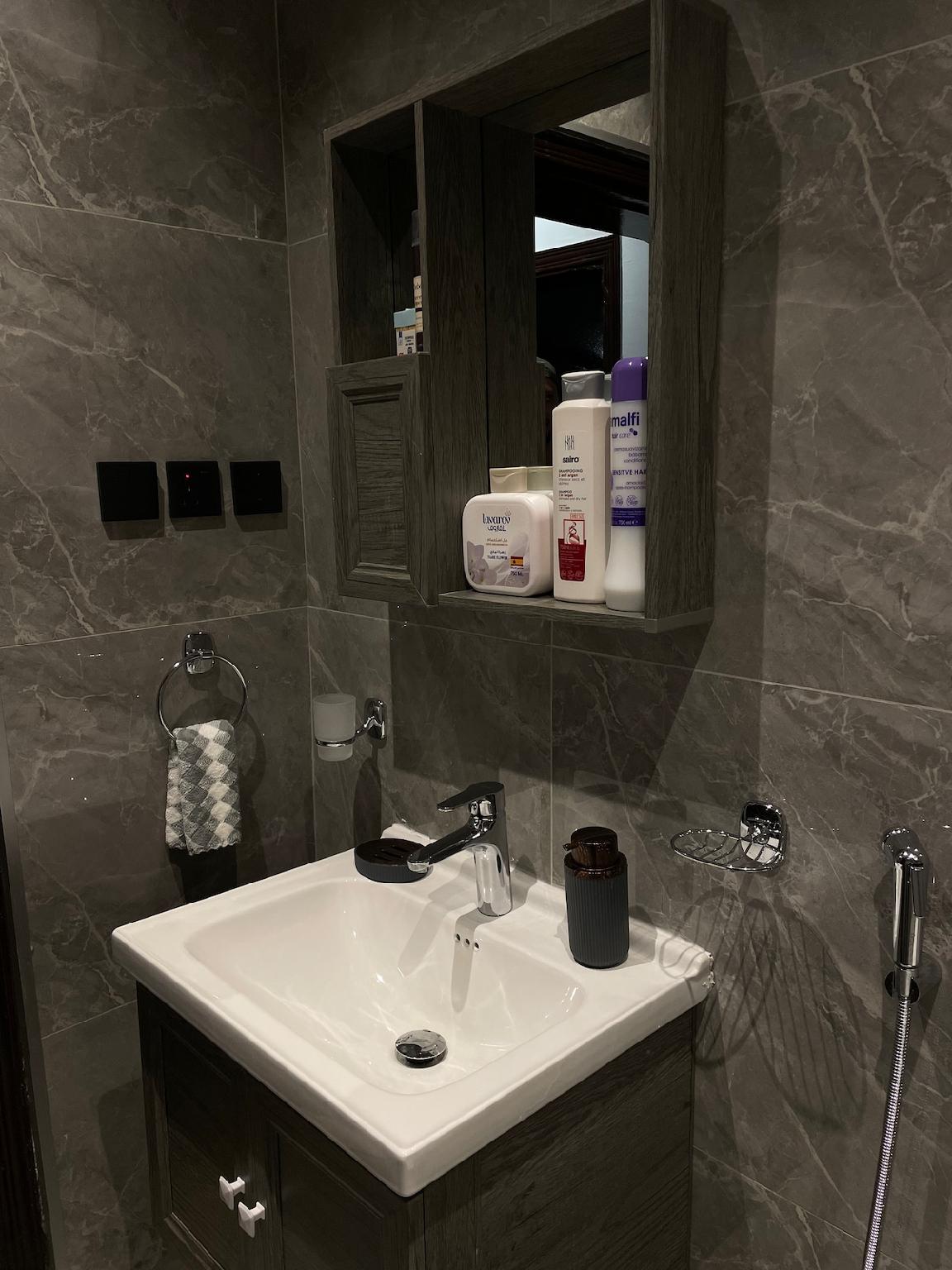 Suite with a calm and elegant design self check-in - gambar 18