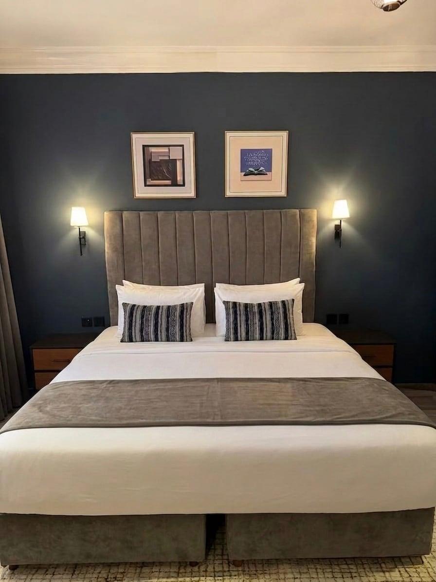 Suite with a calm and elegant design self check-in - gambar 13