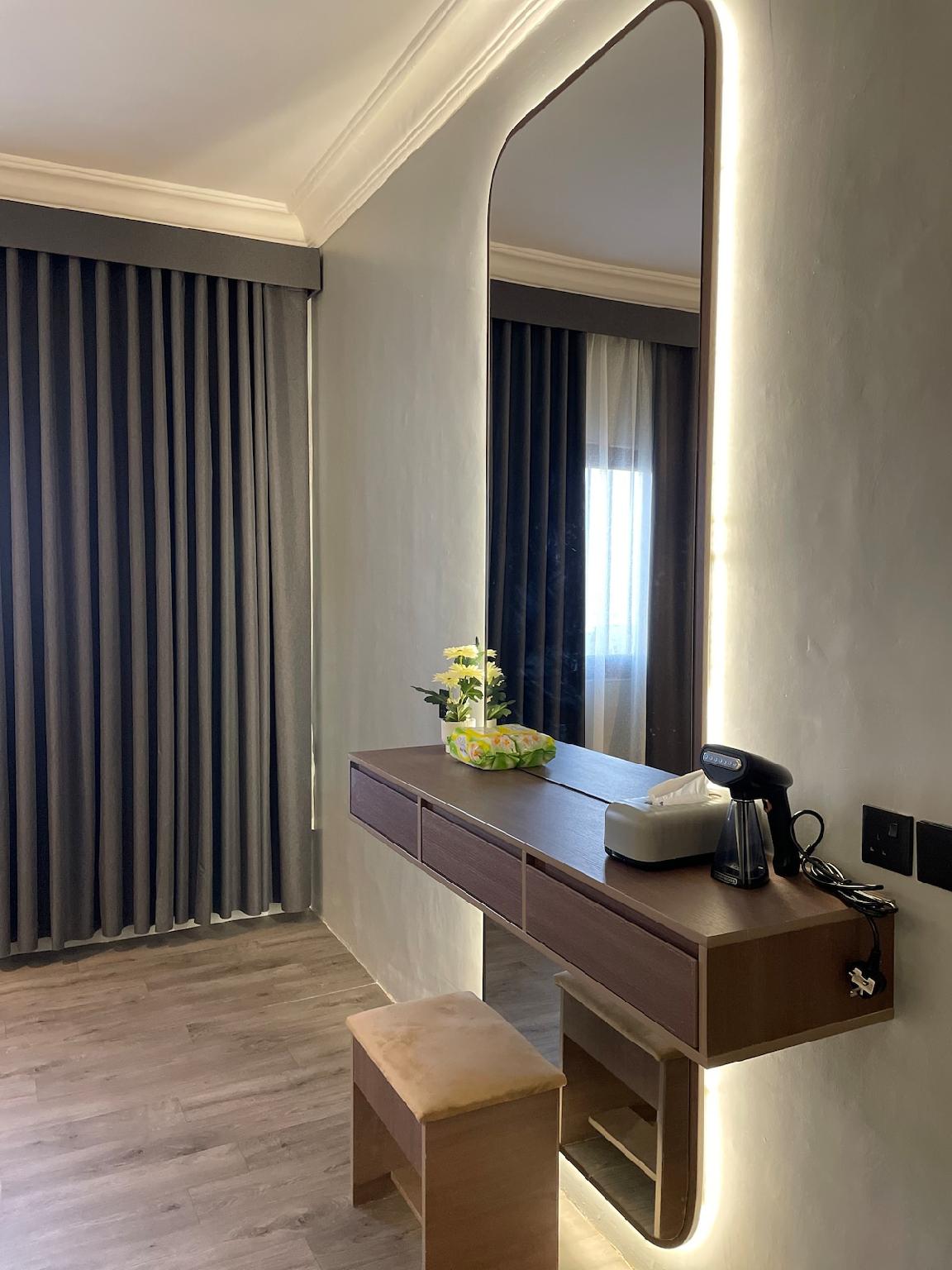 سويت ويذ ديستينكتف ديزاين سيلف تشيك إن - صورة 17
