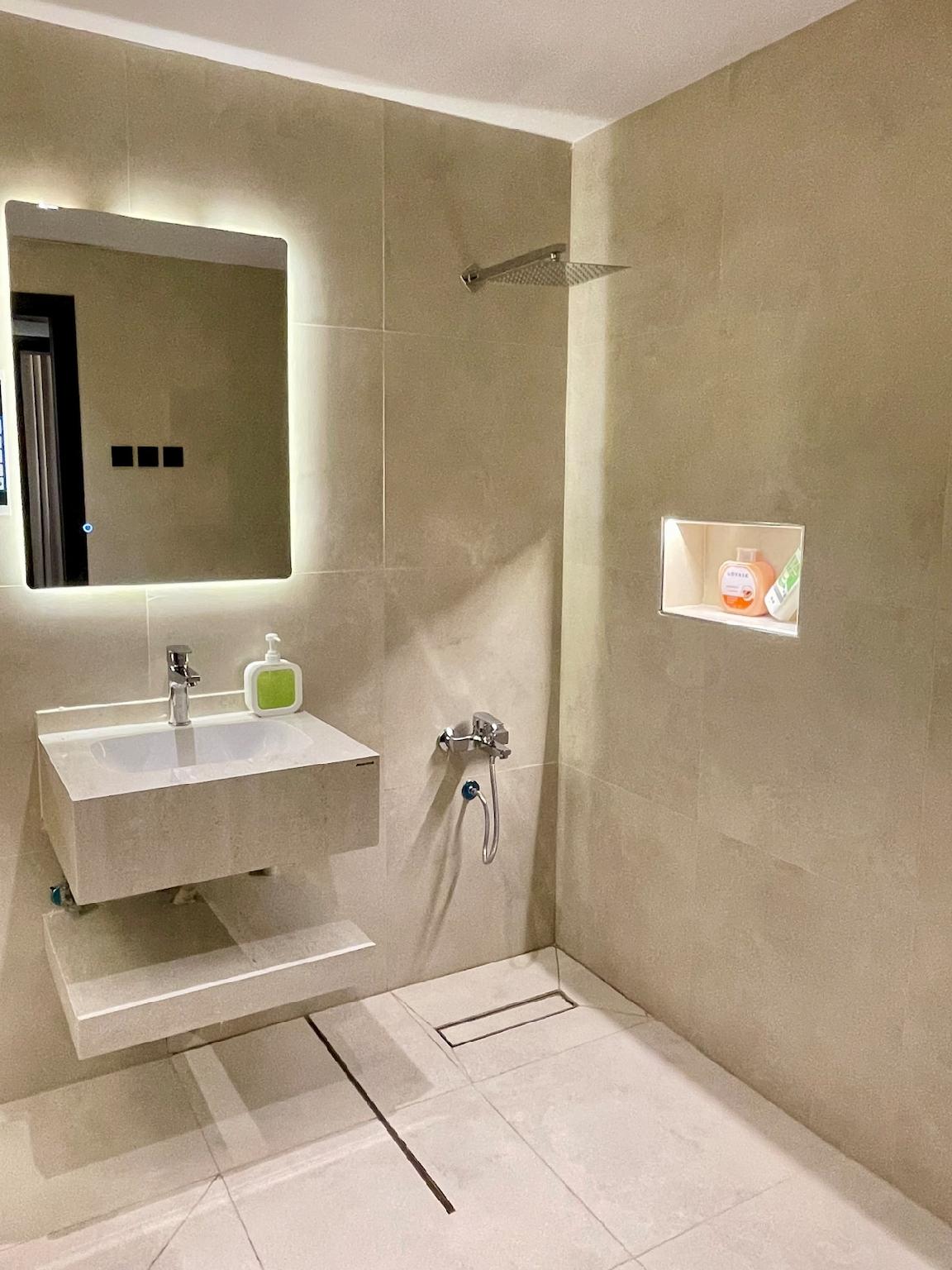 Private Studio 415 near the Prophet's Mosque - image 7