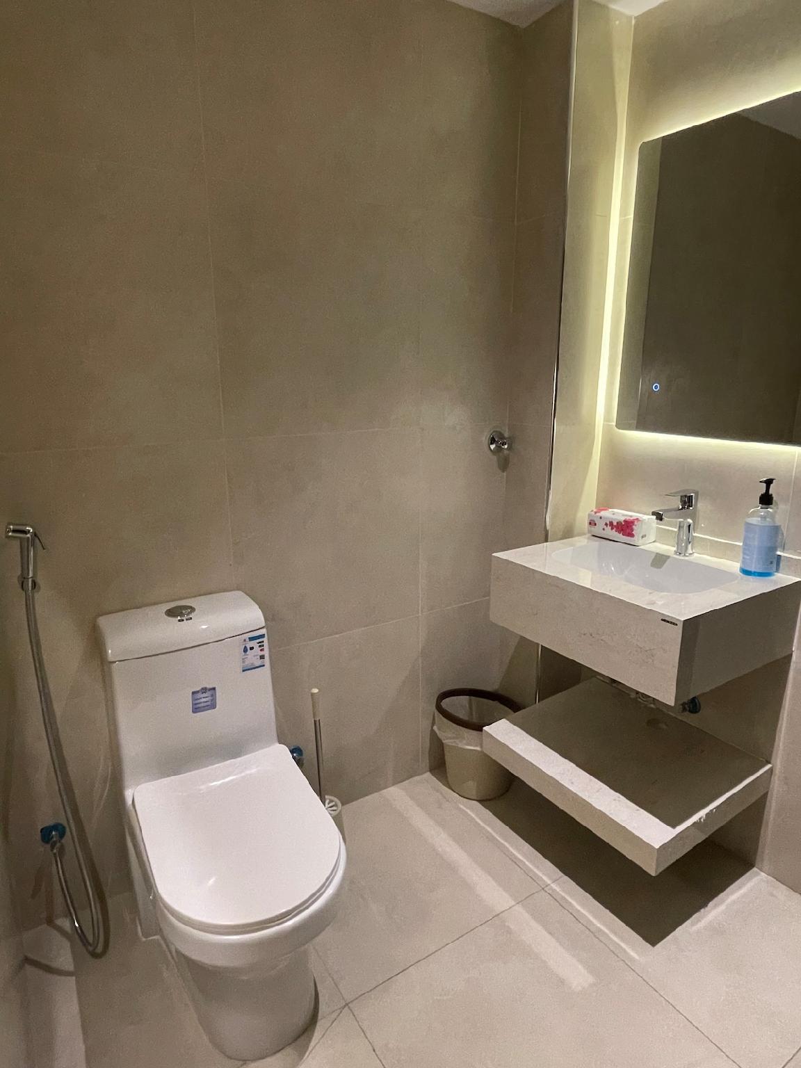 Unique Suite 408 with 2 Comfortable Beds - gambar 7