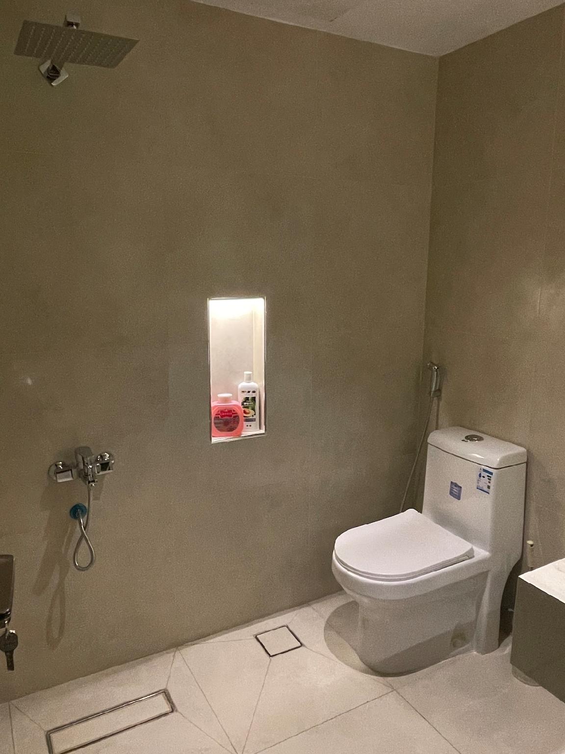 Unique Suite 408 with 2 Comfortable Beds - gambar 8