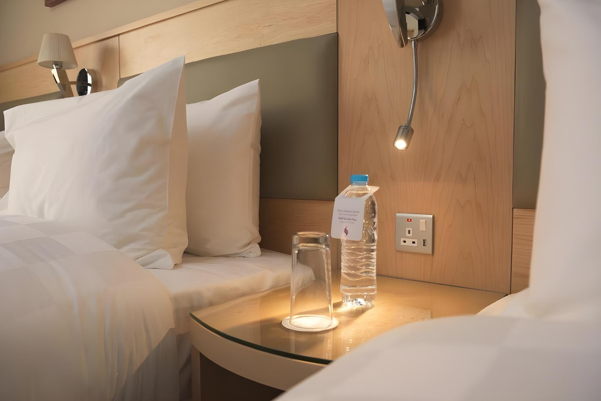 Kamar standar dengan 3 tempat tidur dan pemandangan halaman