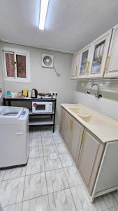 Apartment with Two Bedrooms and Attractive Price 2 - imej 4