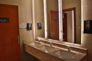 Diwan Al Hijrah Hotel - image 7