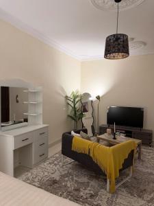 Studio 33 - image 2