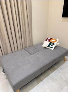 Studio with a king size bed and a sofa that can be converted into a bed - görsel 4