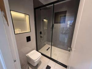 Aurion Grand Villa - 12BR Estate with Rooftop - Uhud Views & Private Elevator - image 26