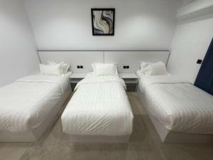 Aurion Grand Villa - 12BR Estate with Rooftop - Uhud Views & Private Elevator - image 5