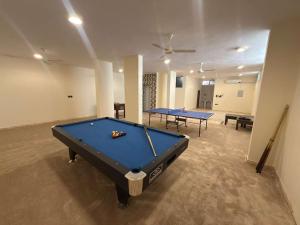 Aurion Grand Villa - 12BR Estate with Rooftop - Uhud Views & Private Elevator - image 40