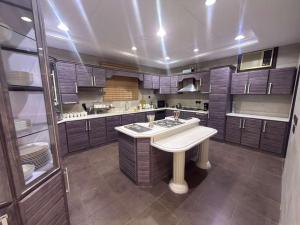 Aurion Grand Villa - 12BR Estate with Rooftop - Uhud Views & Private Elevator - image 44