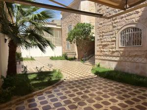 Aurion Grand Villa - 12BR Estate with Rooftop - Uhud Views & Private Elevator - image 39