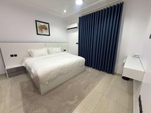Aurion Grand Villa - 12BR Estate with Rooftop - Uhud Views & Private Elevator - image 11